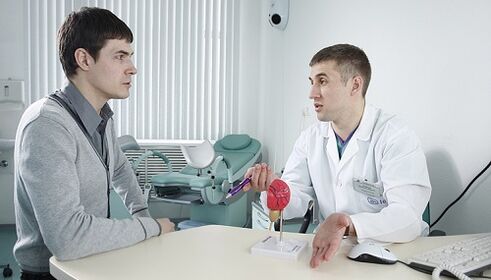 il medico prescrive il trattamento della prostatite con un dispositivo